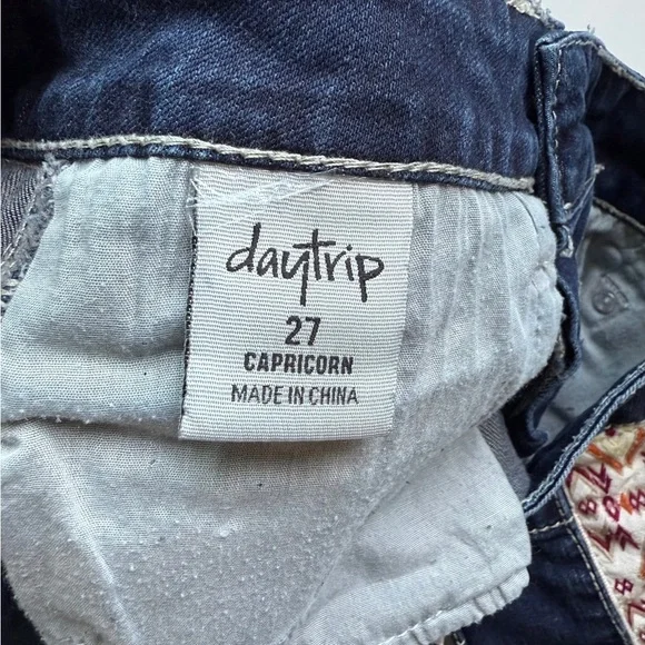 Daytrip Womens Denim Shorts Size 27 Dark Wash Embroidered Distressed Western - Picture 2 of 12
